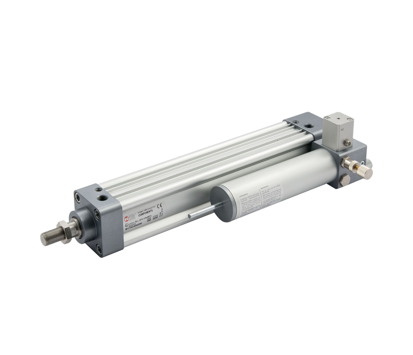 <p><p>O cilindro
de frenagem hidráulico integrado é composto por um cilindro pneumático que
funciona como atuador e um circuito óleo-dinâmico que atua como freio.</p>

<p>As dimensões
do cilindro pneumático atendem à norma ISO 15552. O cilindro hidráulico é
composto por um tanque de fluído de freio e um ou dois parafusos de regulagem.
Pode ser montado por uma ou mais válvulas SKIP (lenta-rápida) ou STOP (parada)
que normalmente são abertas (NA) ou normalmente fechadas (NF), por extensão e
retração da haste.</p>

<p>A
característica básica deste dispositivo é que a força motriz e a força de
frenagem são coaxiais, de modo que não geram movimentos indesejados na haste e
nas estruturas externas a ela conectadas. Devido à sua concepção, este freio é,
particularmente, compacto e possui dimensões reduzidas em comparação aos freios
hidráulicos externos Série BRK.</p>

<p>Após um
determinado tempo de funcionamento, o reservatório do líquido dos freios deve
ser complementado com óleo. Isto precisa ser feito, quando o nível do óleo
atingir a marca mínima na haste. Com a haste voltada para fora, a marca do
nível mínimo de óleo não deve estar abaixo de 8-10mm da tampa. Utilize sempre
óleo hidráulico DEXRON ATF ou outro produto compatível. Durante os primeiros
ciclos de operação, o excesso de óleo é expelido por um orifício no tanque.</p>
<br></p>